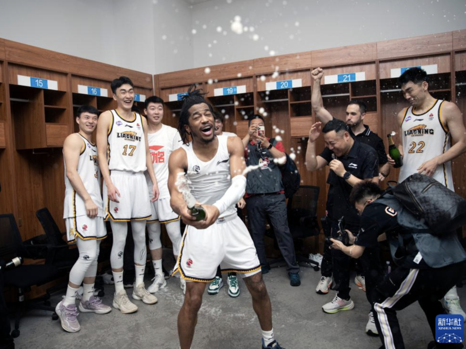 九游娱乐备用 -包含窗口期体能课后；印第安纳步行者内部沟通备战CBA季后赛；引发热议；训练强度明显提升的词条